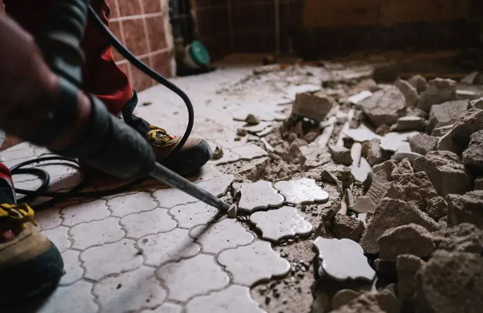 Demolición de pavimento con la estancia vacía y protegida al inicio de una reforma