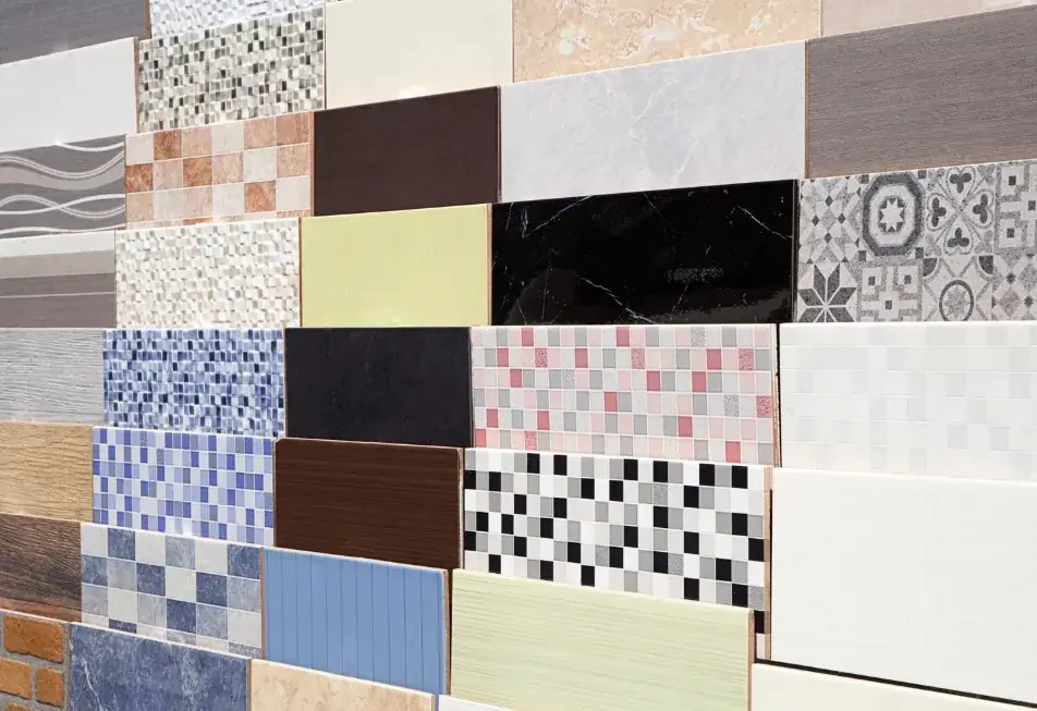 Muestrario de azulejos y baldosas de gres para elegir el alicatado de baño o cocina en Huelva