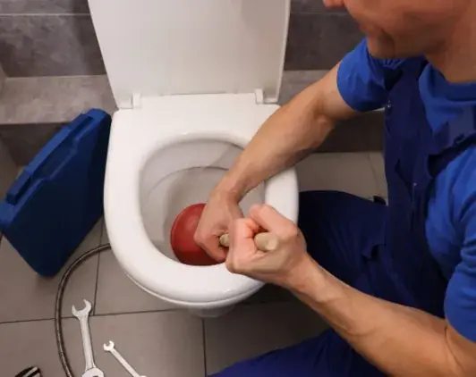 Operario haciendo una reparación en el baño de una vivienda de Huelva
